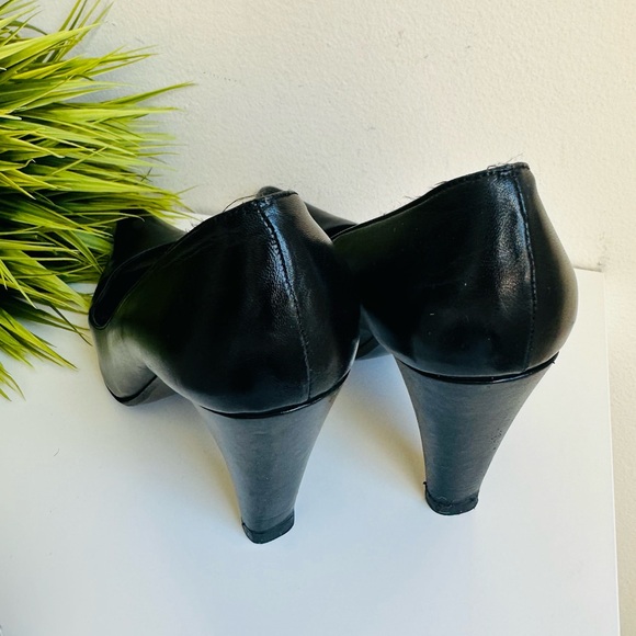 Stuart Weitzeman | Classic Leather Pumps - Picture 15 of 16